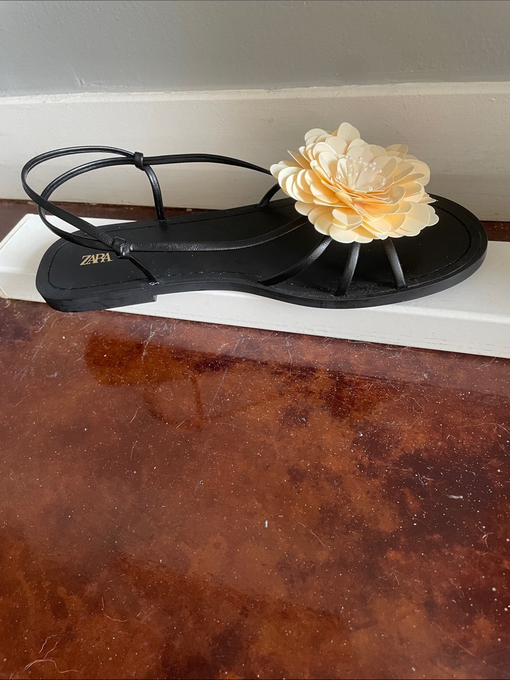 ZARA Black Strappy Flat Sandal w/ Cream Flower Accent. Size 38 - Picture 3 of 6